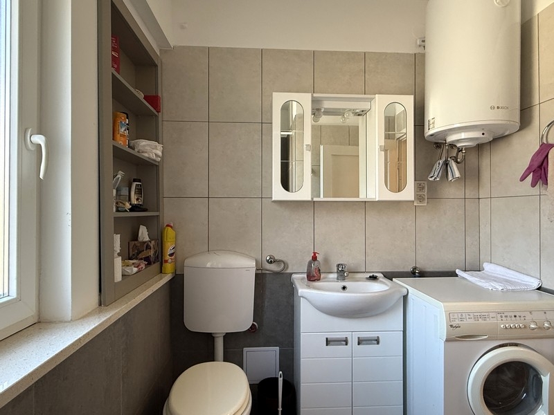 Bagno con lavatrice e lavabo