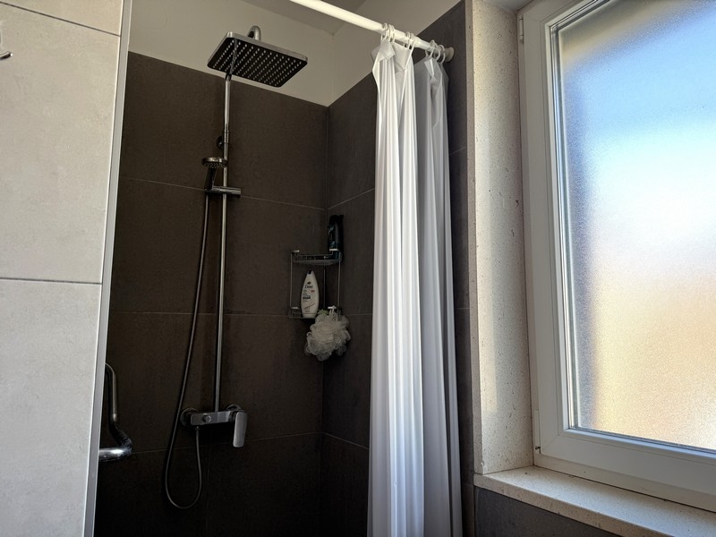 Bagno con doccia e finestra