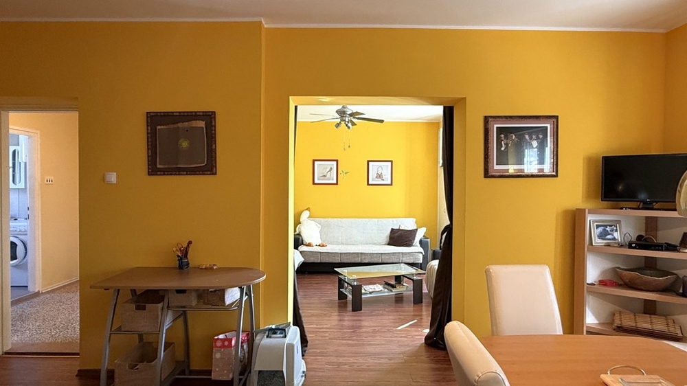 Cucina aperta con cucina componibile ed elettrodomestici a Vodice