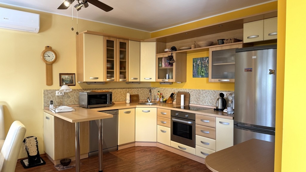 Zona giorno con accesso alla cucina e al corridoio