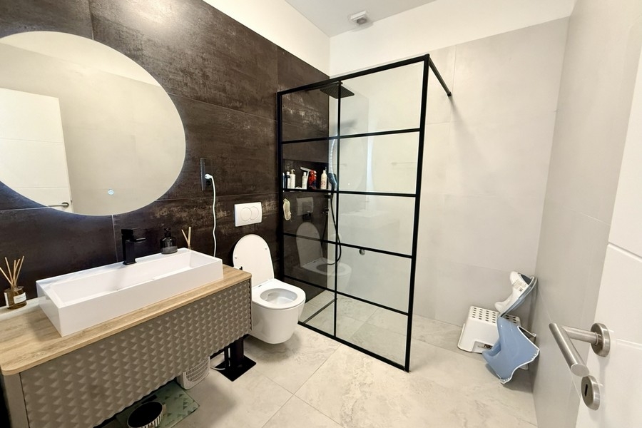 Bagno con arredo di stile e box doccia in vetro