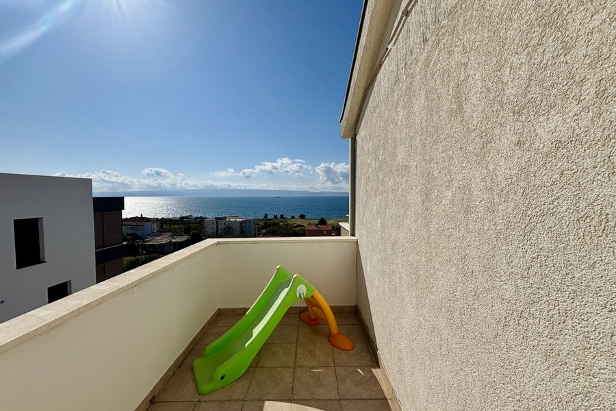 Balcone con vista mare libera e sole