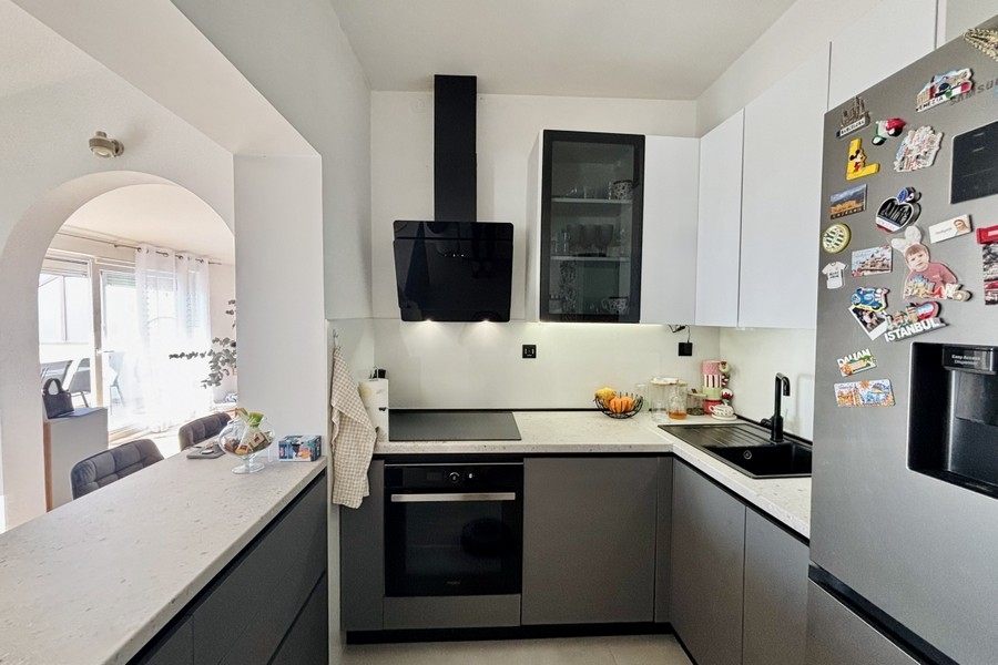 Cucina moderna a scomparsa con isola e elettrodomestici di pregio