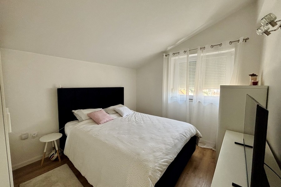 Camera da letto con letto matrimoniale e atmosfera tranquilla