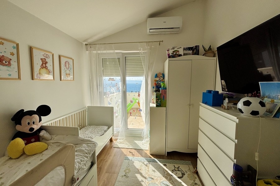 Cameretta con accesso al balcone e vista sul mare