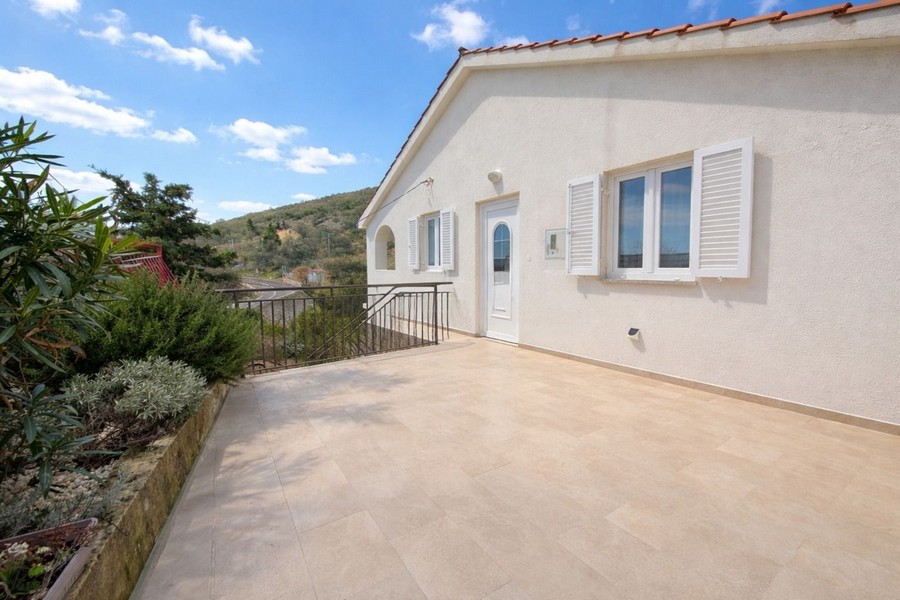 Ampia terrazza all'ingresso dell'appartamento A3906 vicino a Senj, Croazia.