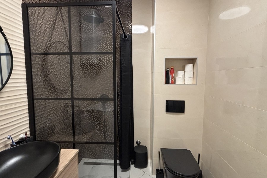 Bagno con doccia e rubinetteria nera