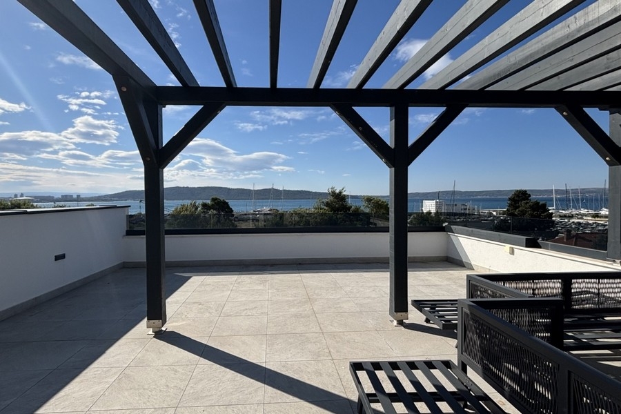 Grande terrazza sul tetto con pergola e vista mare