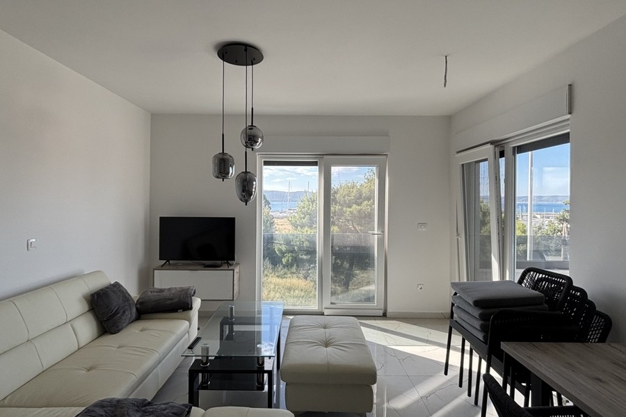 Zona giorno con accesso al balcone e vista mare