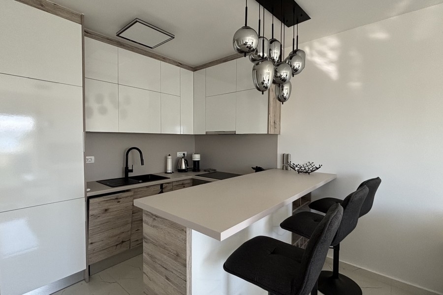 Cucina moderna con isola e sgabelli