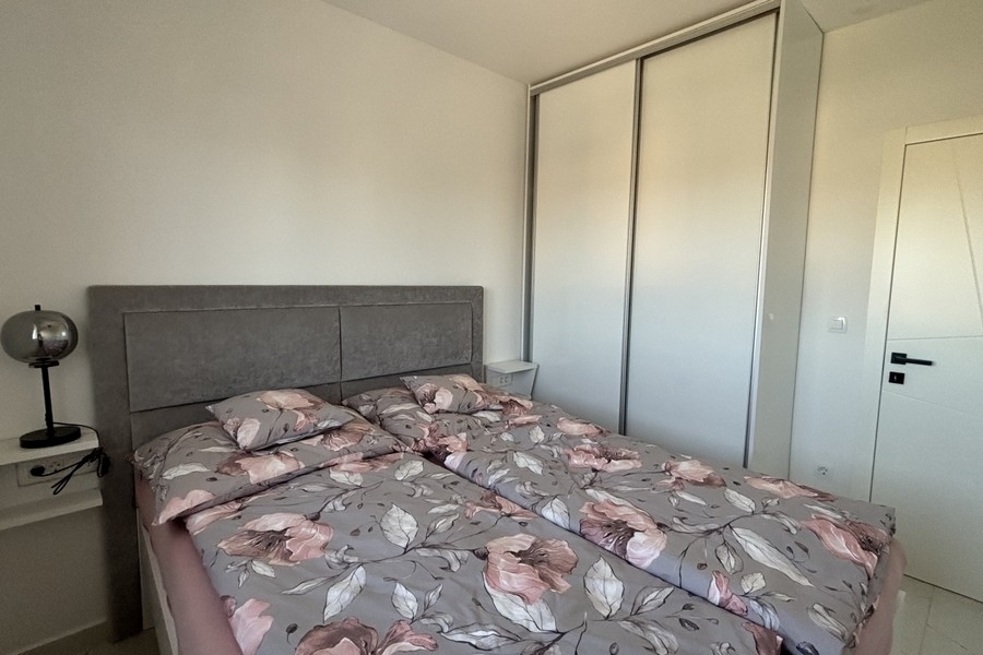 Camera da letto con letto matrimoniale e armadio a muro