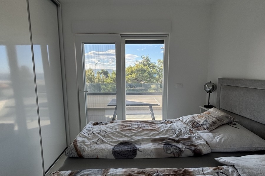 Camera da letto con accesso al balcone e vista mare