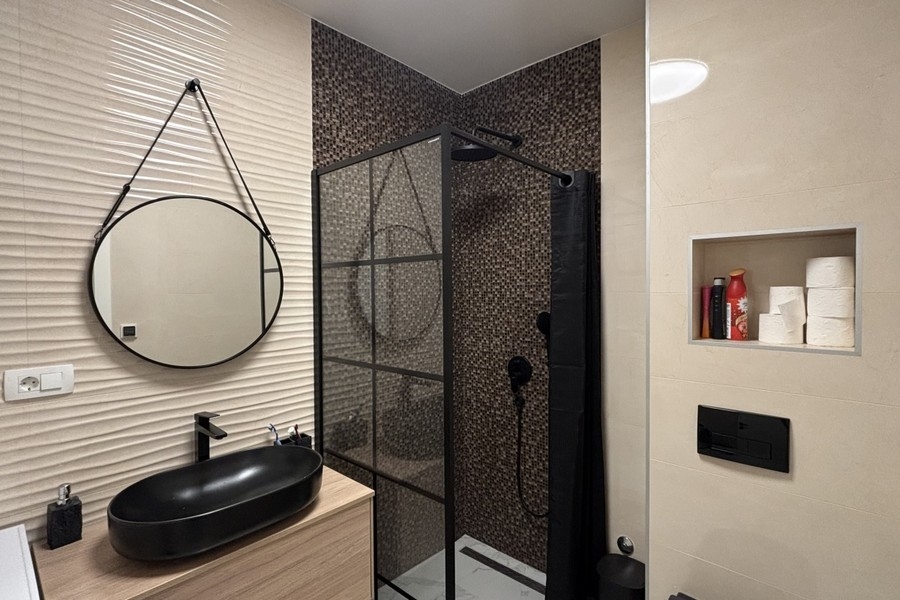 Bagno moderno con doccia e lavabo