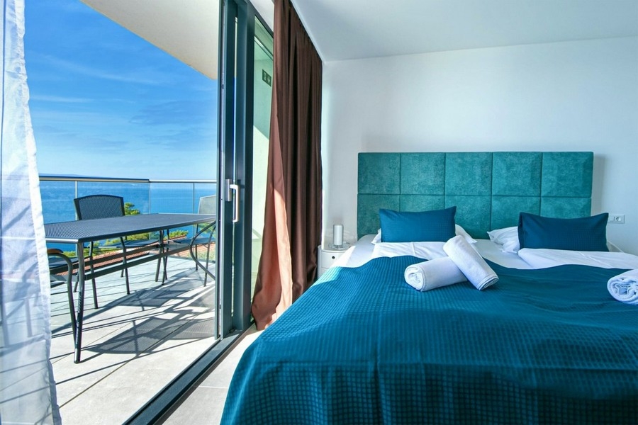 Camera da letto con vista mare.