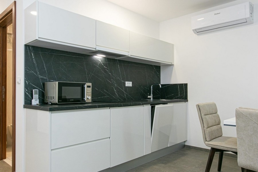 Cucina moderna e climatizzatore dell'immobile A3908 vicino a Makarska, Dalmazia.