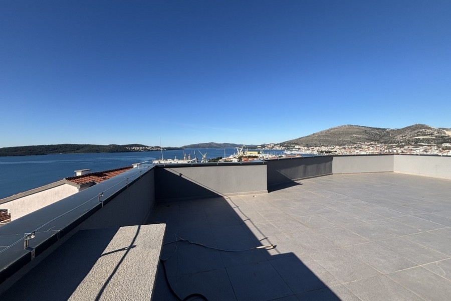 Terrazza sul tetto con vista mare a Trogir sulla costa croata.