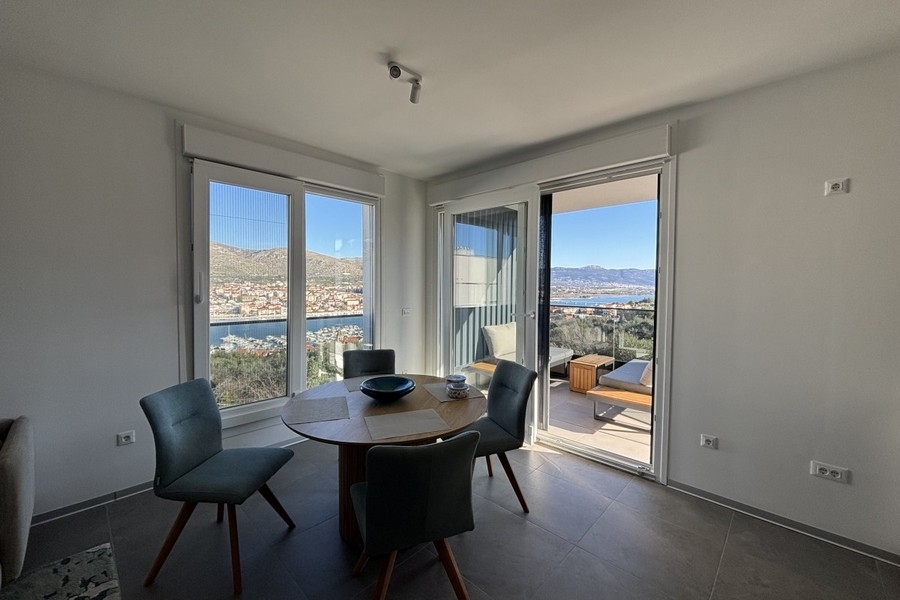 Zona giorno moderna con terrazza e vista mare