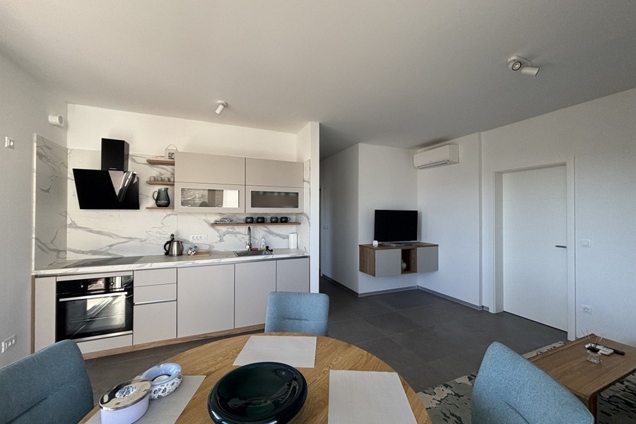 Cucina aperta con zona giorno e dotazioni moderne