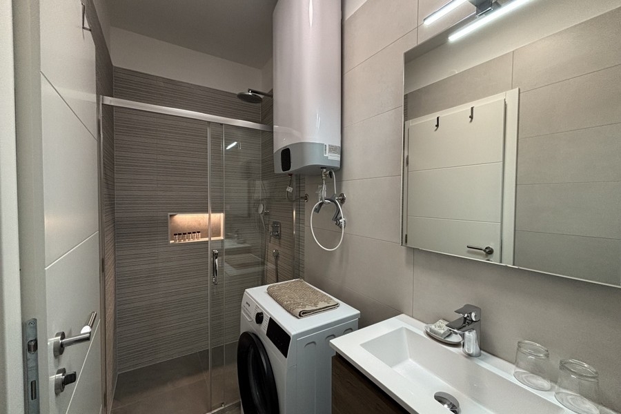 Bagno moderno con doccia e lavatrice