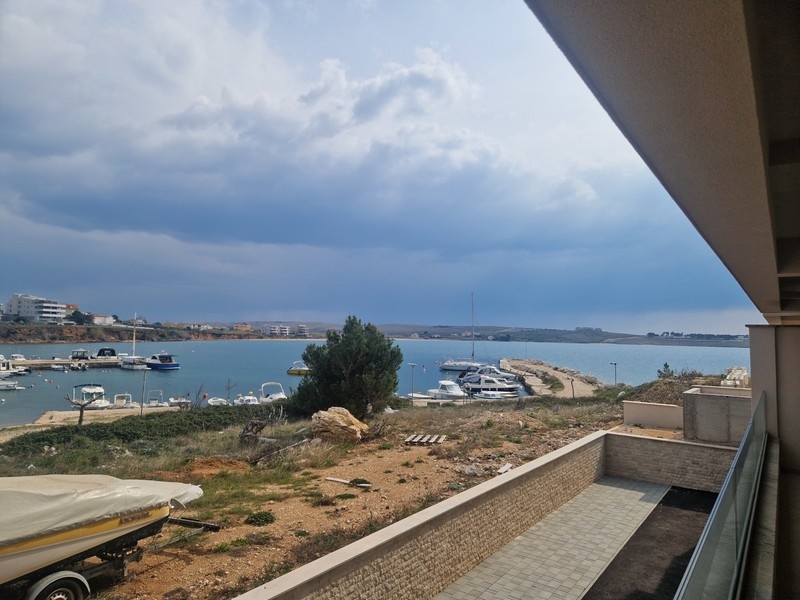 Nuovo appartamento direttamente sul mare in vendita a Pag in Croazia.