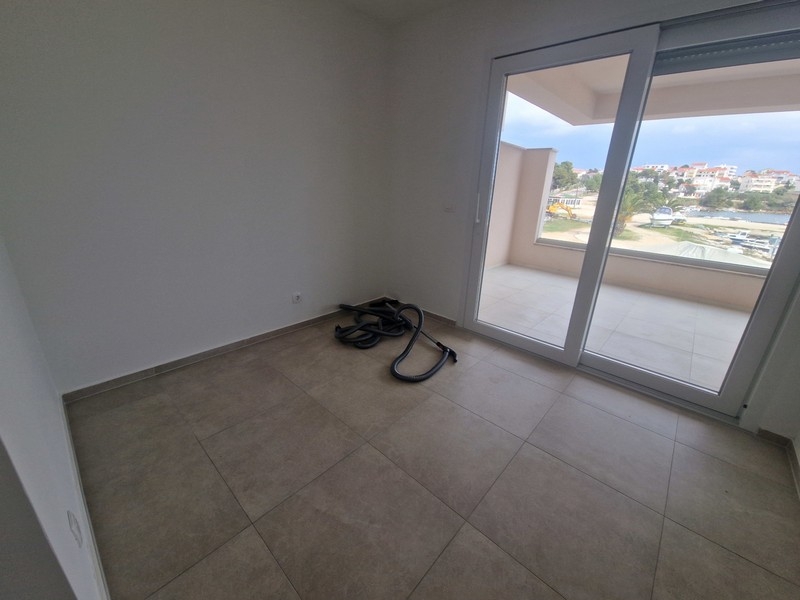 Camera da letto con accesso al balcone e vista mare