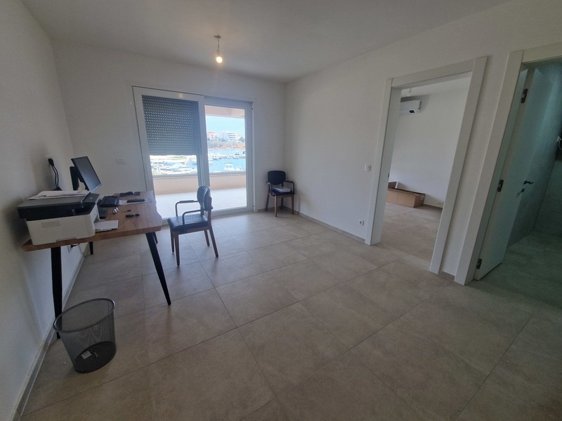 Zona giorno con accesso al balcone e vista sul mare