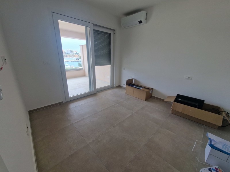 Camera da letto con climatizzatore e accesso al balcone