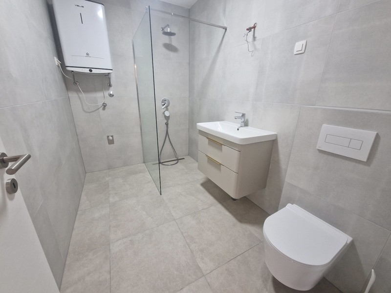 Bagno moderno con doccia e lavabo