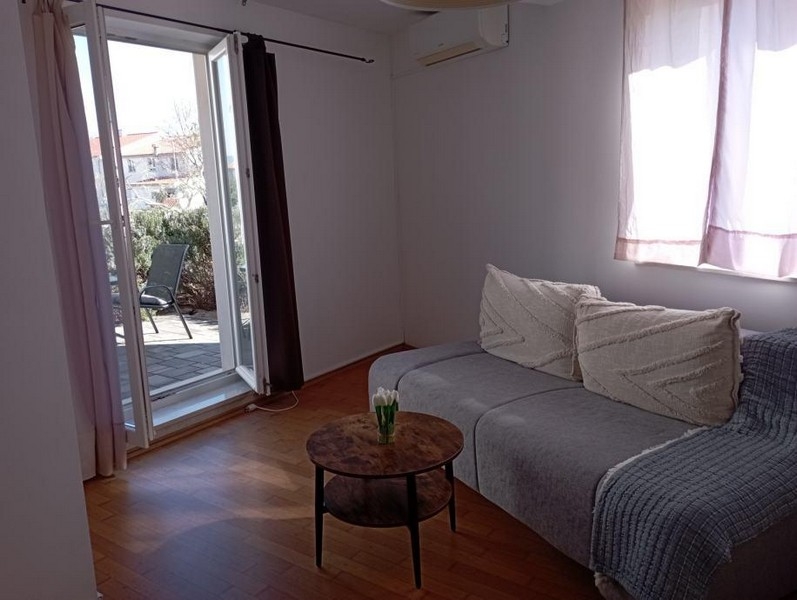 Zona giorno con divano e accesso alla terrazza