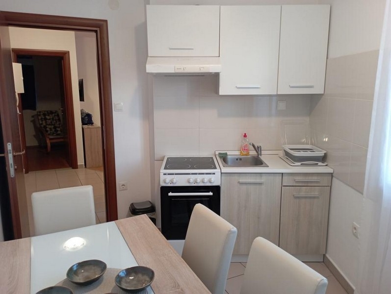 Cucina con zona pranzo ed elettrodomestici da incasso