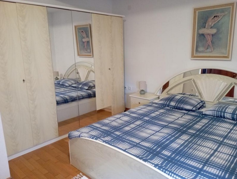Camera da letto con letto matrimoniale e armadio
