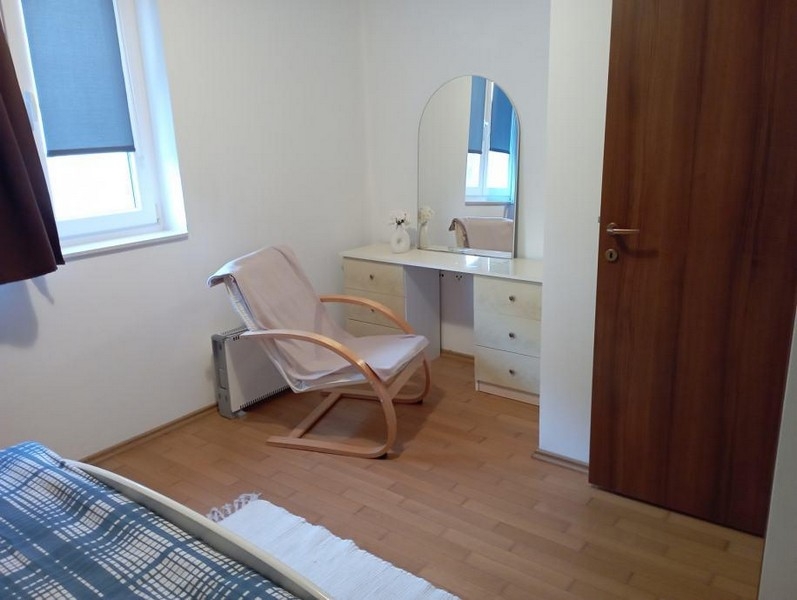 Camera da letto con zona salotto e toeletta
