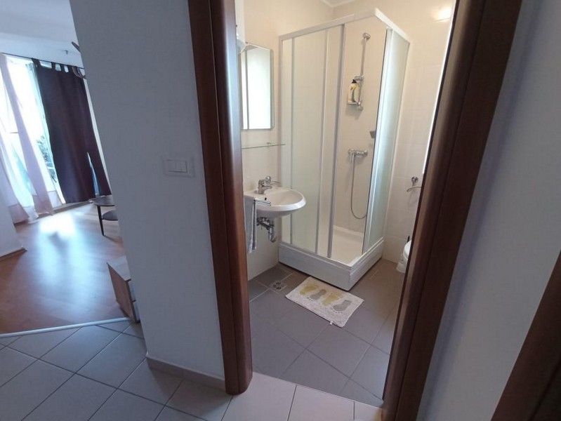Bagno con doccia e lavabo