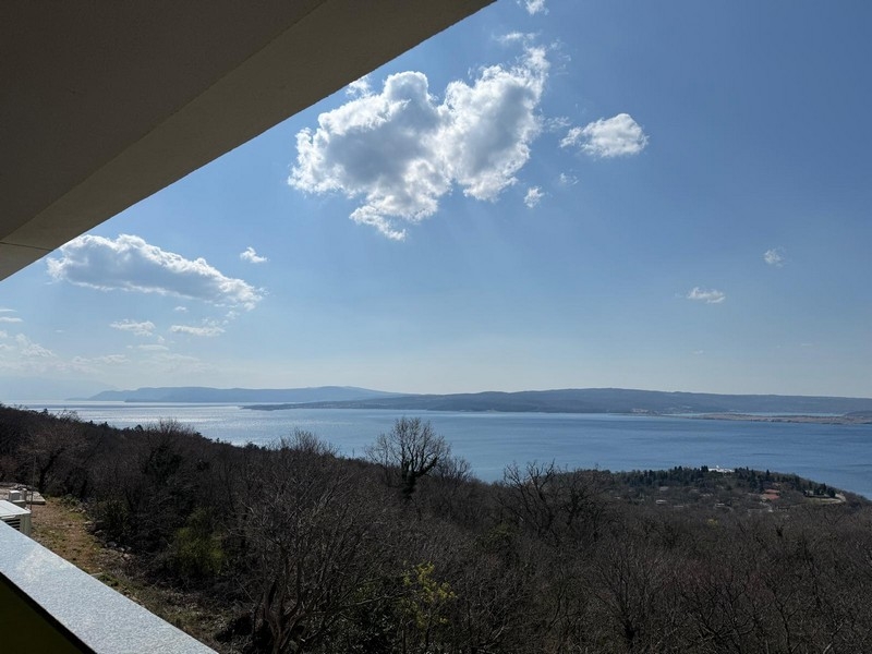Balcone con vista mare libera e panorama sul paesaggio costiero