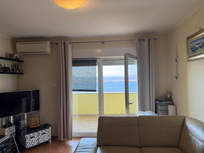 Soggiorno con accesso al balcone e vista mare