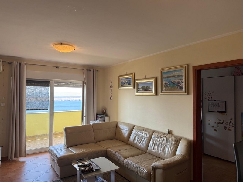 Zona giorno con divano e vista sul mare