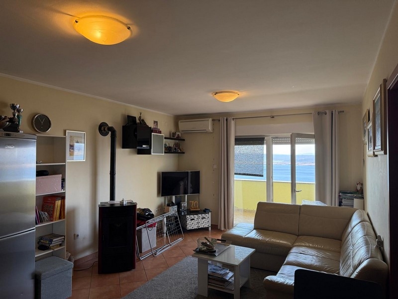 Soggiorno con zona TV e accesso al balcone