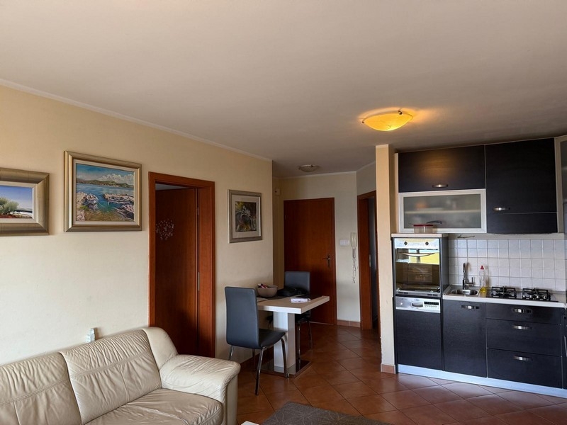 Zona giorno e cucina aperta con cucina su misura