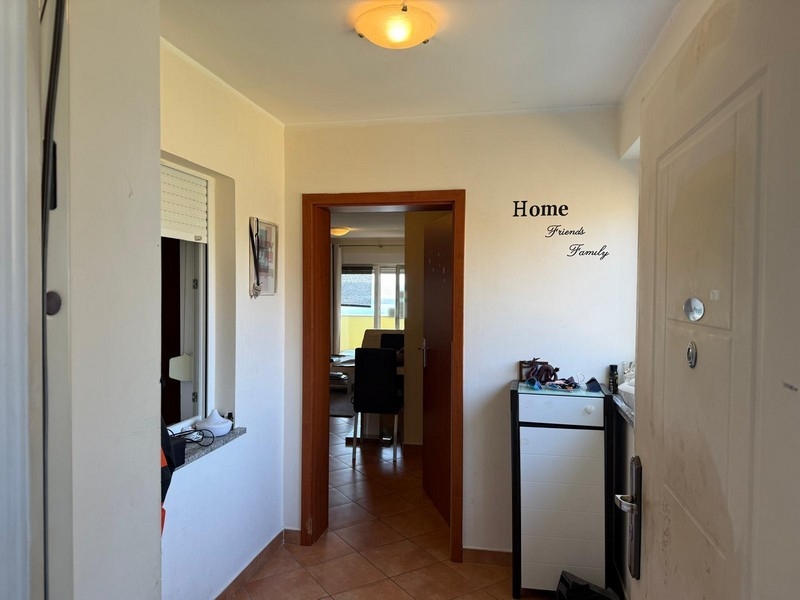 Ingresso dell'appartamento con vista sul soggiorno