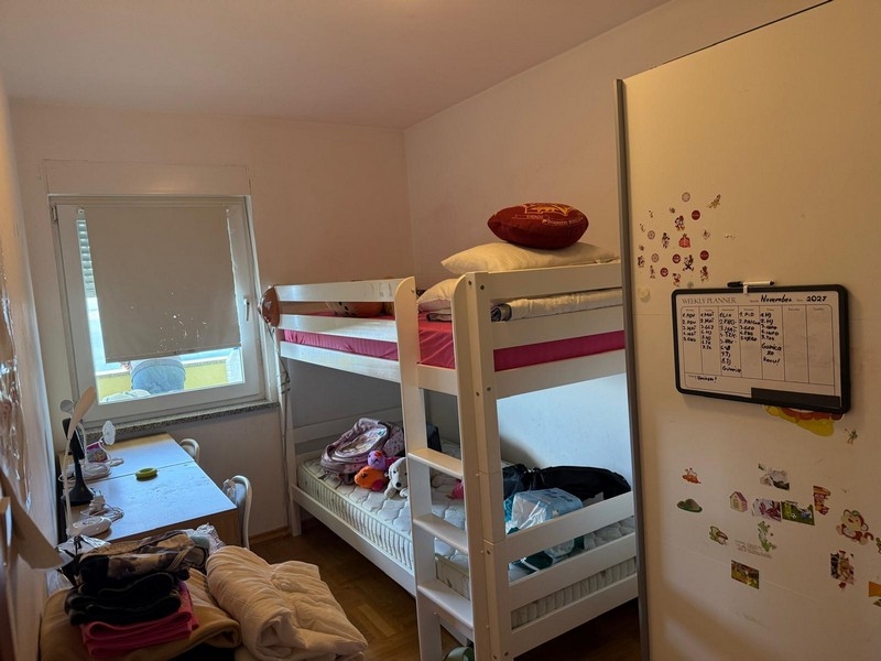 Cameretta con letto a castello e finestra