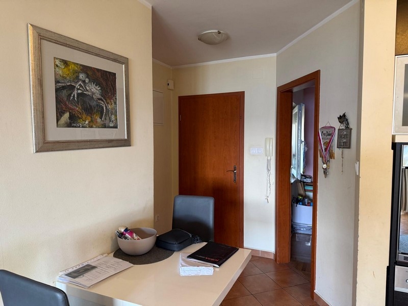 Zona pranzo nel soggiorno con accesso ad altre stanze