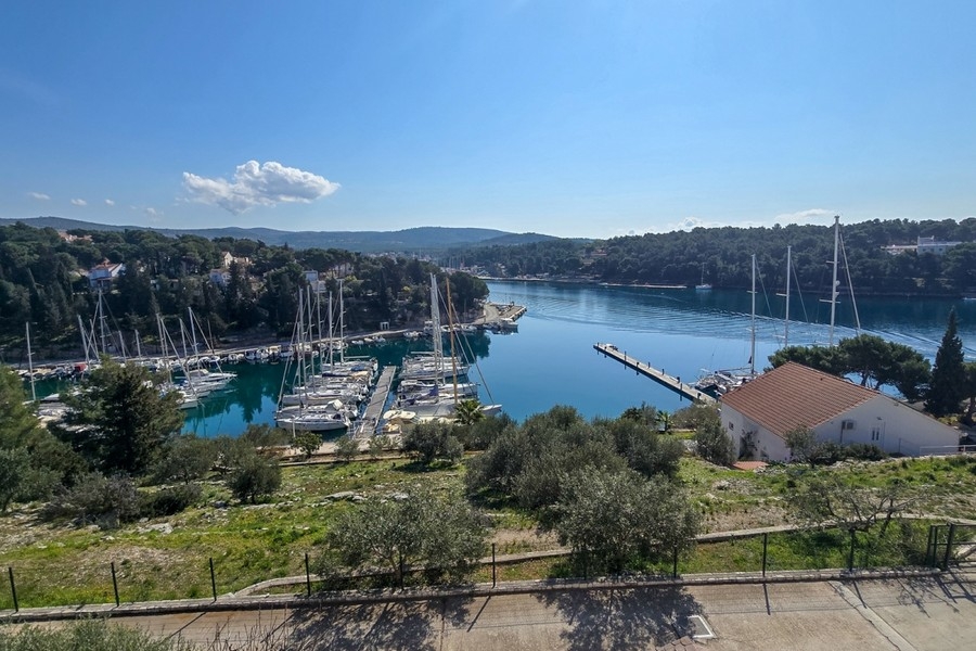 Vista sulla baia e sul porto turistico di Milna con acqua limpida e pontile per le barche