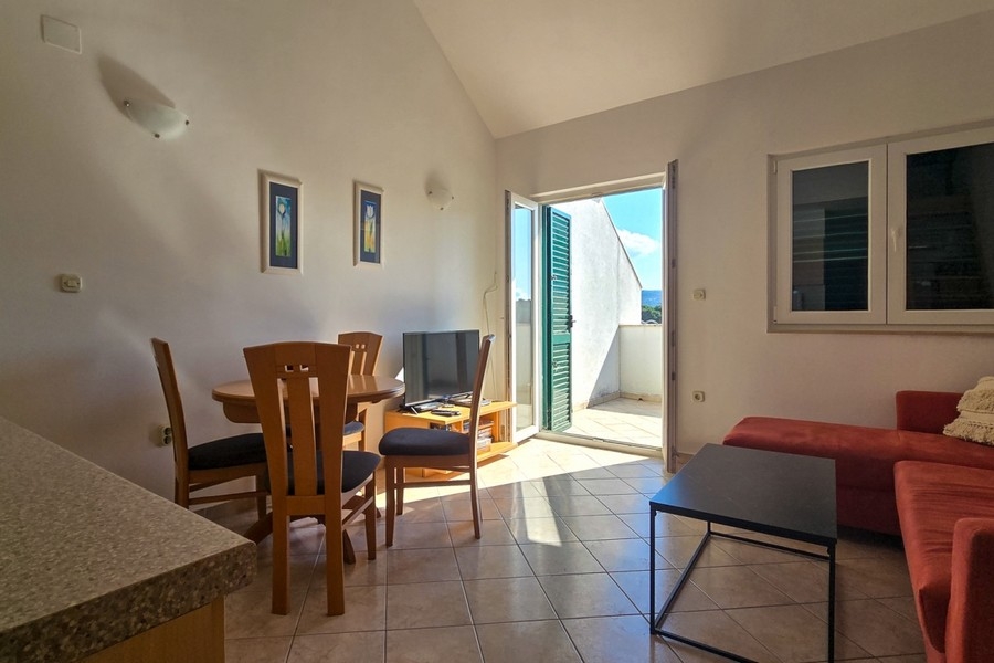 Soggiorno con accesso al balcone e molta luce naturale