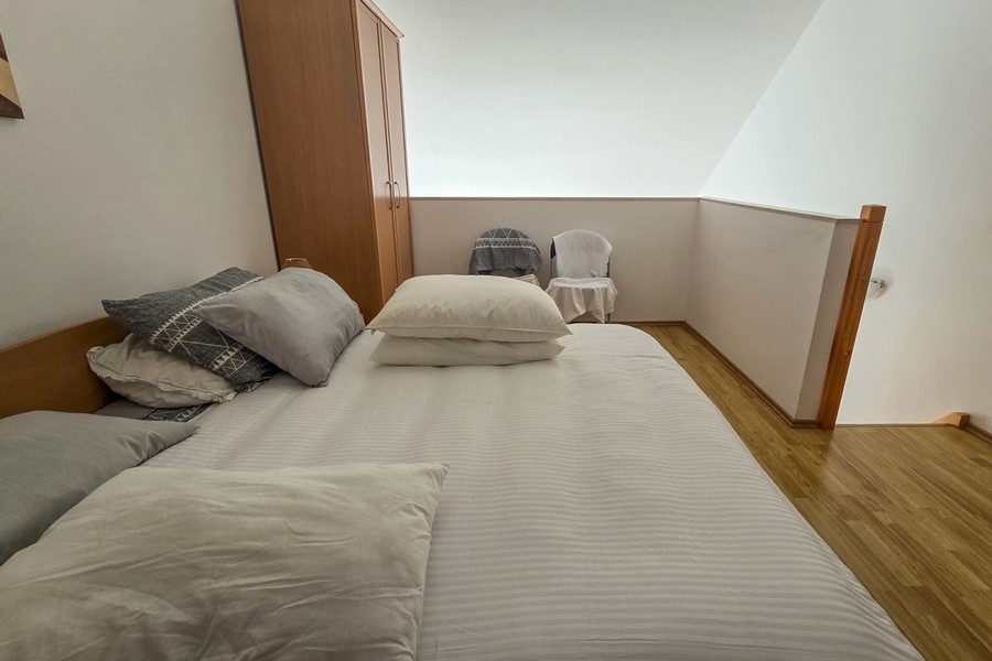 Zona notte sul soppalco con letto matrimoniale e armadio