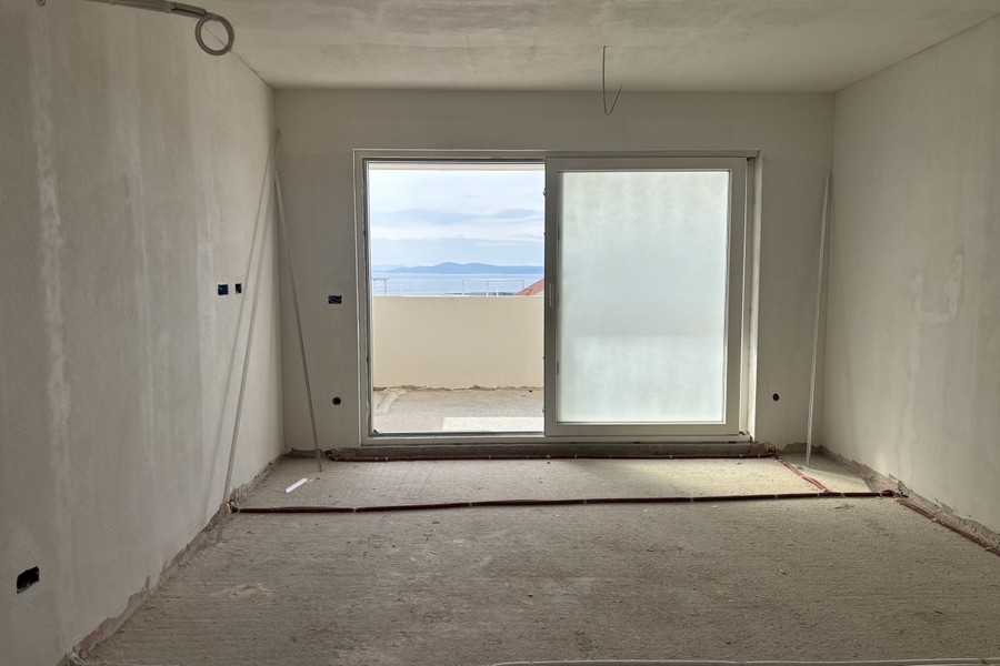 Soggiorno aperto con grandi porte scorrevoli e vista sul mare