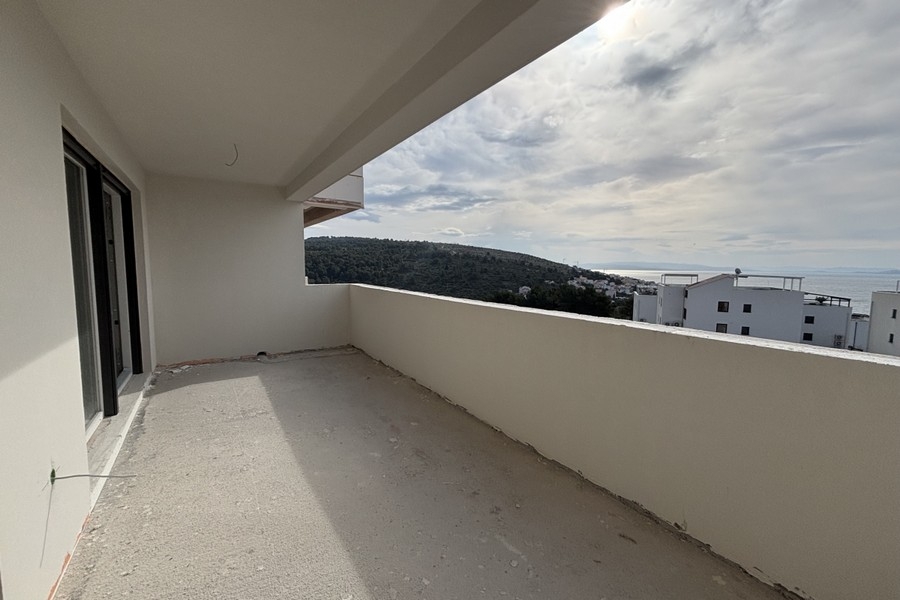 Terrazza coperta con vista sui dintorni e sul mare