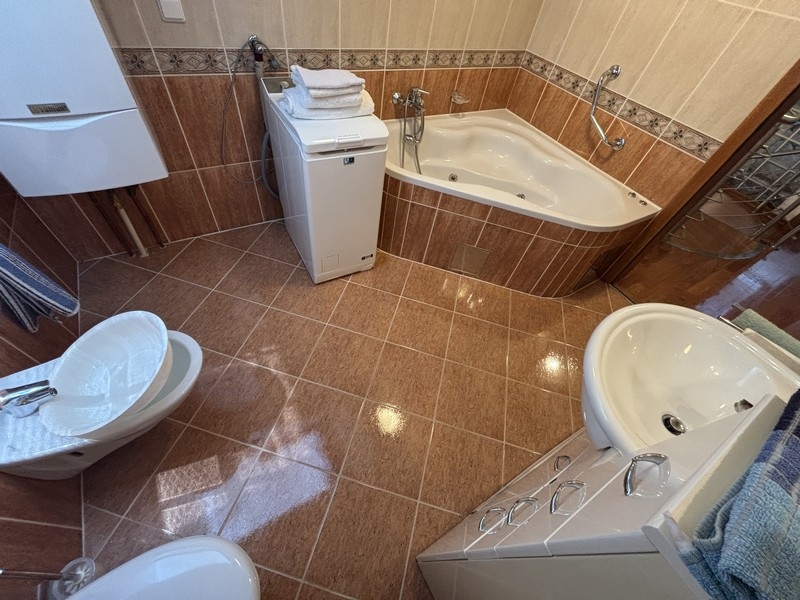 Bagno con vasca e sanitari