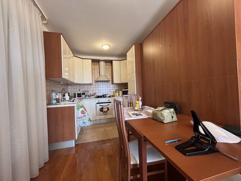 Cucina su misura con zona tavolo