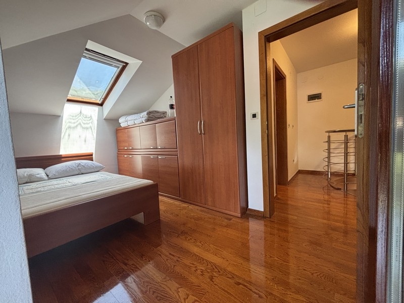 Camera da letto nel sottotetto con armadio a muro