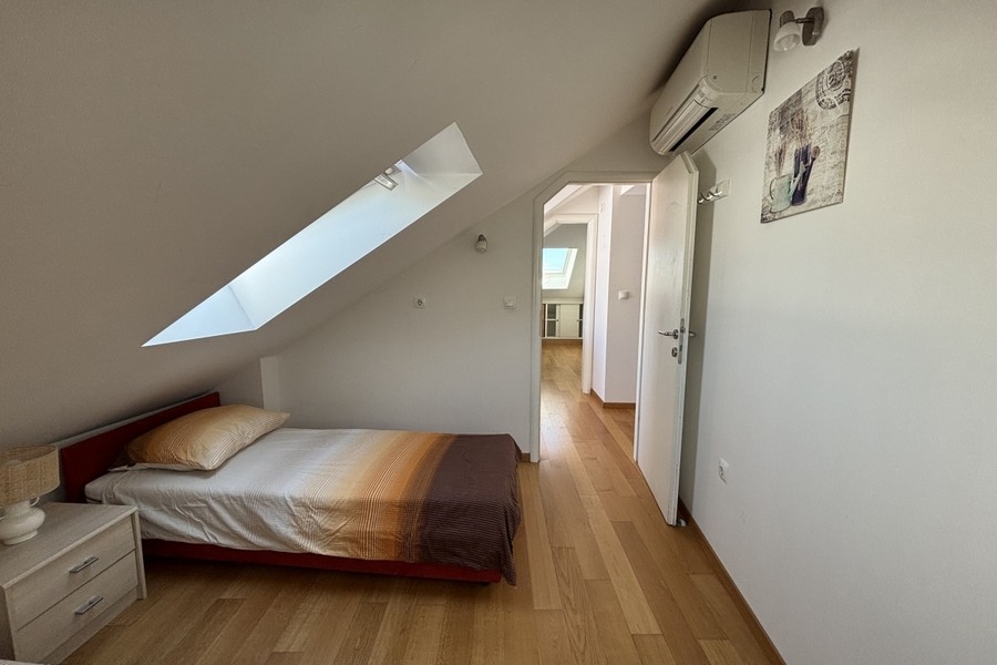 Camera da letto nel sottotetto.